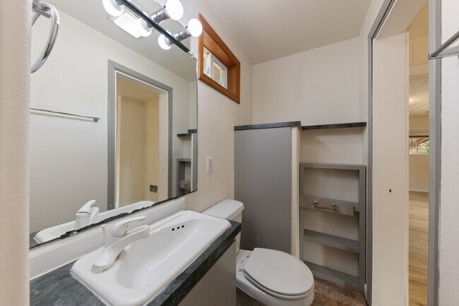 Building Photo - Charming 1 bedroom Cottage