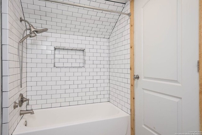 Building Photo - 418 W Rosewood Ave