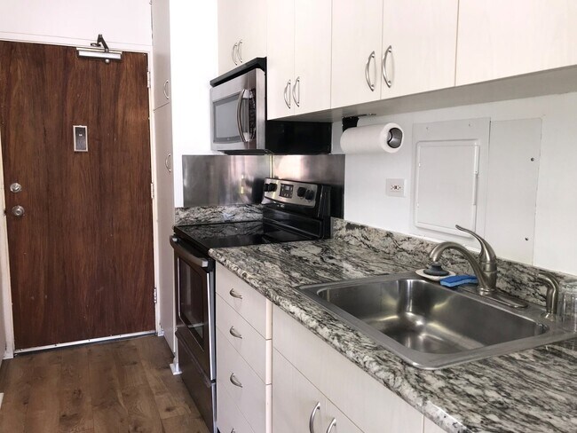 Building Photo - Lunalilo Towers, large p/f  studio condo