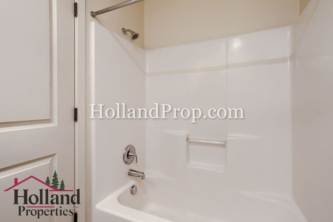 Building Photo - Lovely Condo with 2 primary suites in Hillsboro