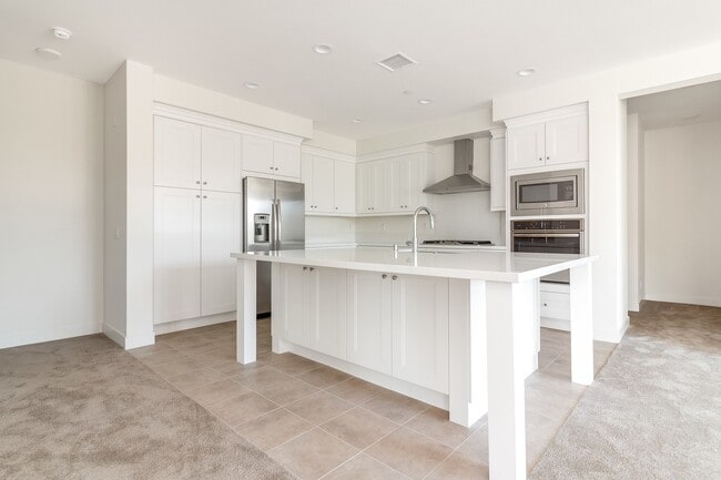 Building Photo - SOUTHCOVE Luxury: SPACIOUS TOWNHOME with O...
