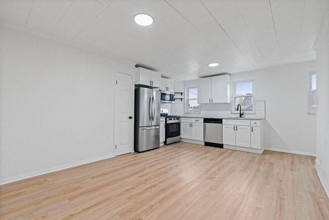 Building Photo - 2 bed 1 bath - all updated, central air, laundry, great location