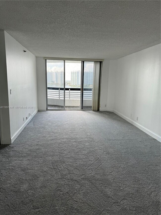 Building Photo - 3600 Mystic Pointe Dr