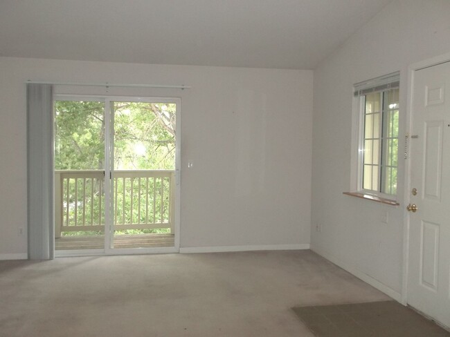 Building Photo - Charming Upper-Level Condo with Scenic Vie...