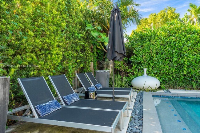 Building Photo - 738 NE 72nd Terrace