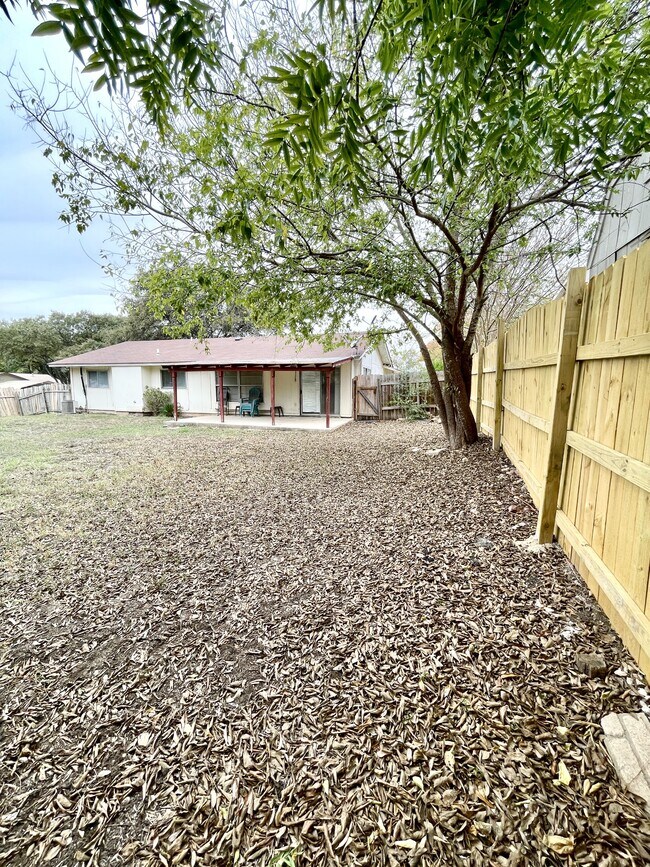 Building Photo - 1078 Honey Tree St