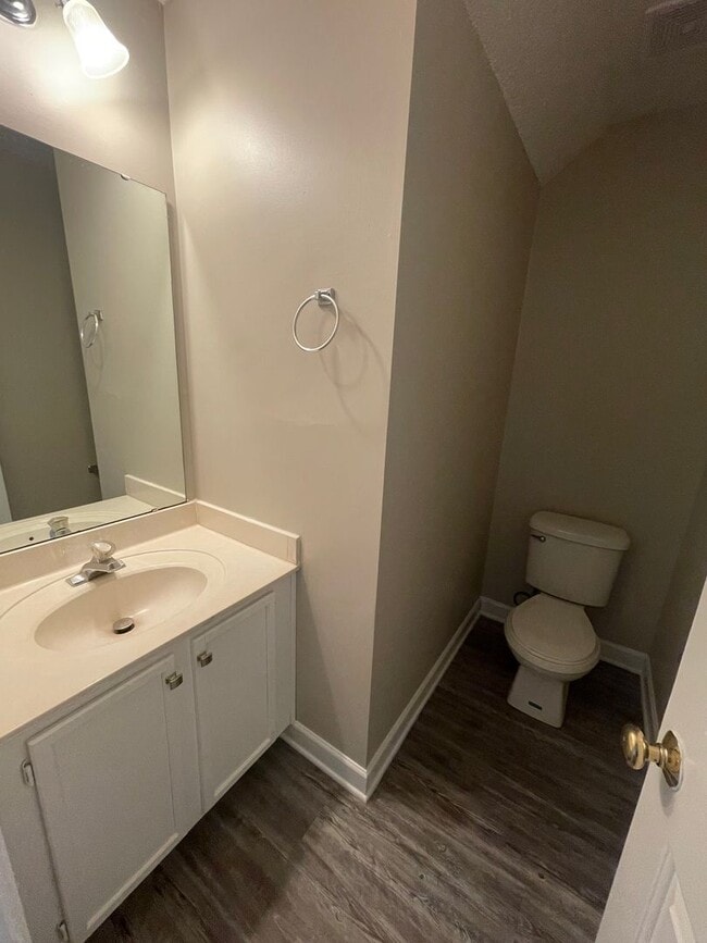 Building Photo - Must see this beautiful 3 bedroom 2.5 bath...