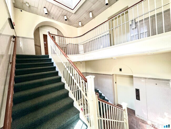 Building Photo - 135 W Main St