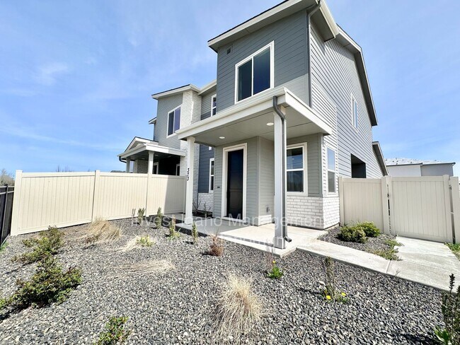Building Photo - Luxury Living in the Heart of Star, ID – Gated Townhome with High-End Finishes
