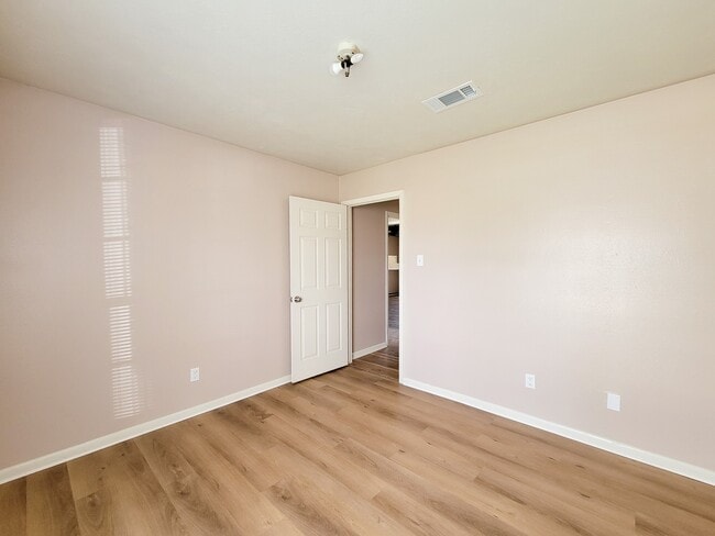 Building Photo - 2114 Yorktown Ct N