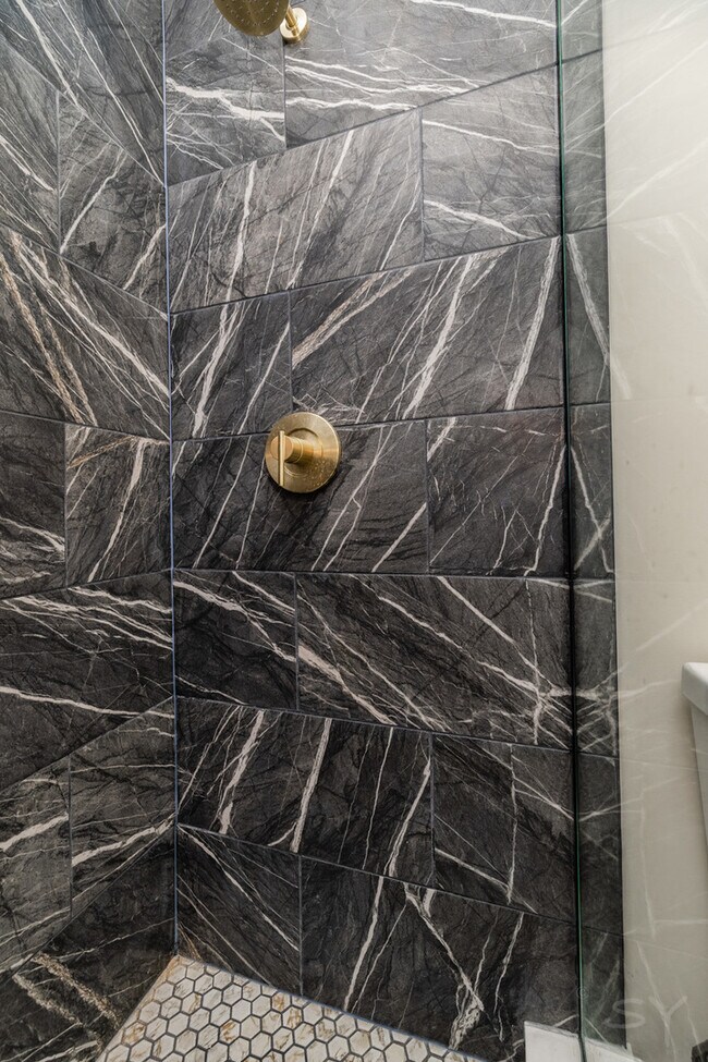 Building Photo - 5643 S Prairie Ave