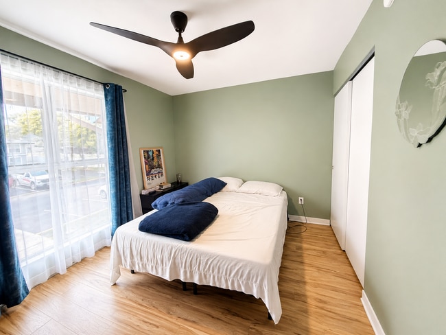 Building Photo - Furnished Pet Friendly 2/2 Central Location