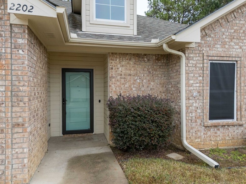 Building Photo - 2202 Woodgrove Lane
