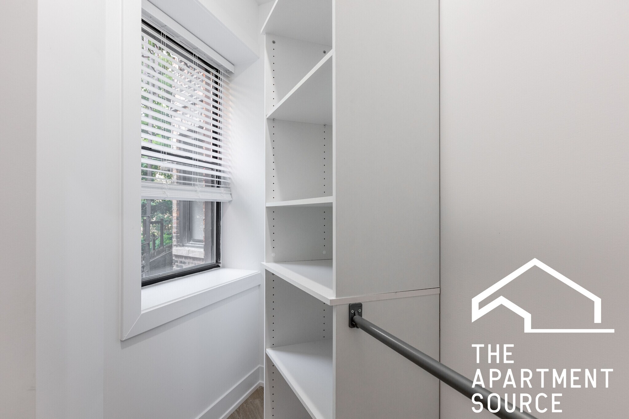 Building Photo - 454 W Belden Ave