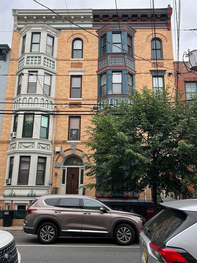 Building Photo - 827 Garden St