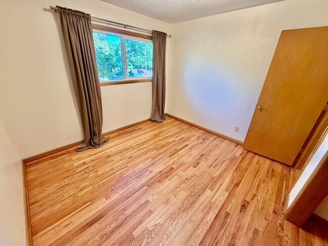 Building Photo - Spacious, Remodeled 5bd/3bath Cherry Park Home with Large Fenced Garden and Finished Basement
