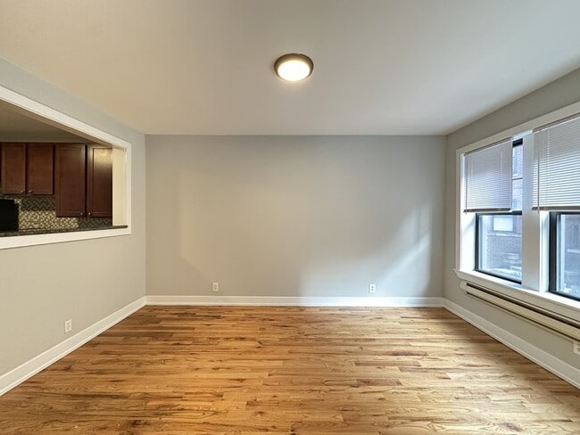 Building Photo - 4422 N Wolcott Ave