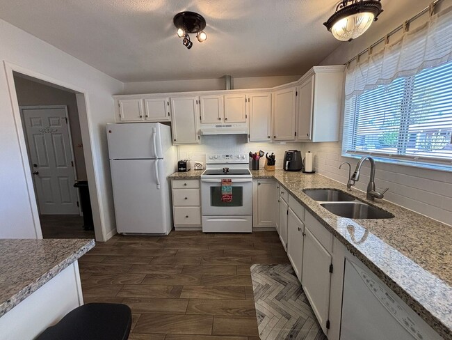 Building Photo - Fantastic Summer Getaway, Short Term Furni...