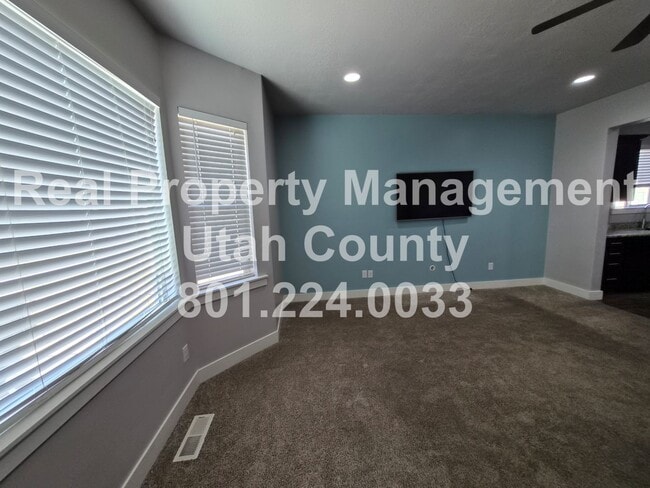 Building Photo - Townhome in Eagle Mountain
