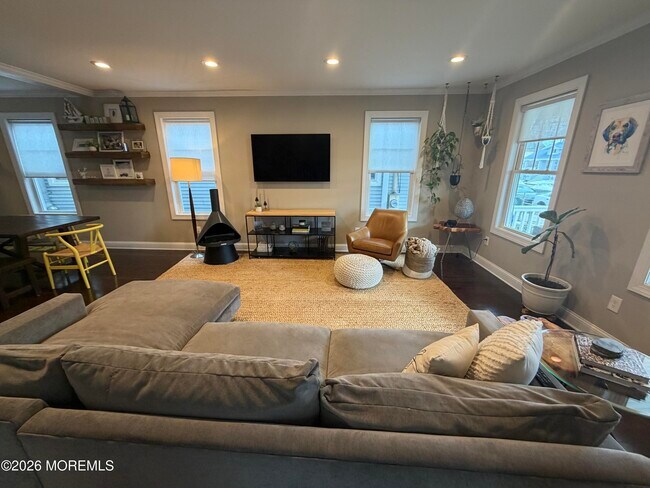 Building Photo - 510 Lareine Ave