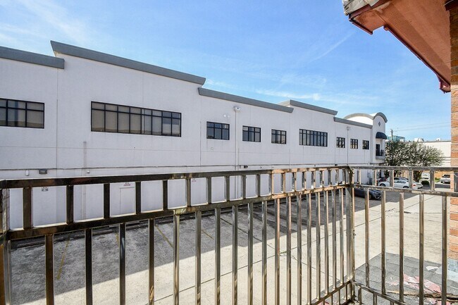 Building Photo - 9400 Bellaire Blvd