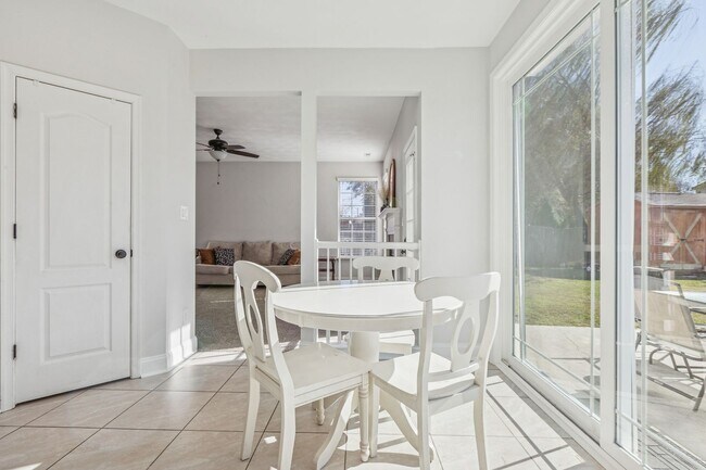 Building Photo - Bright, Clean & Convenient - Perfect 4 Bedroom Home in Chesapeake