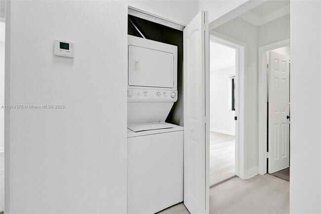 Building Photo - 11643 NE 11th Pl