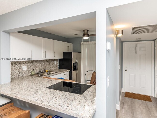 Building Photo - 2200 Park Ln