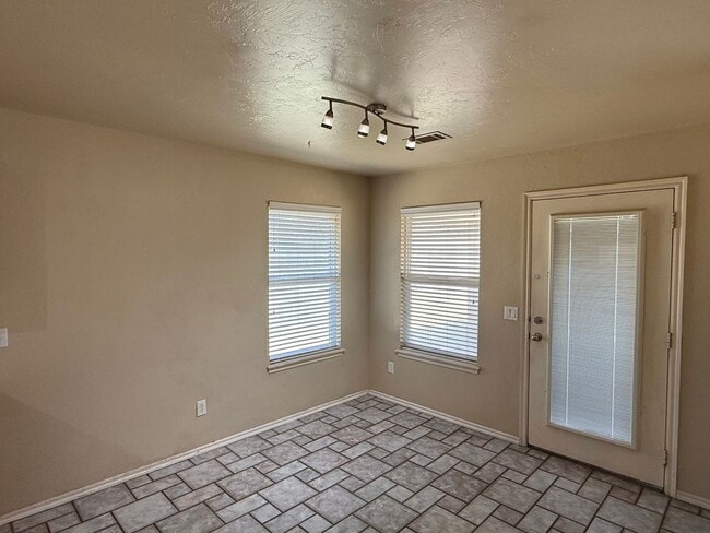 Building Photo - Great 3 Bed 2 Bath With Study In Edmond