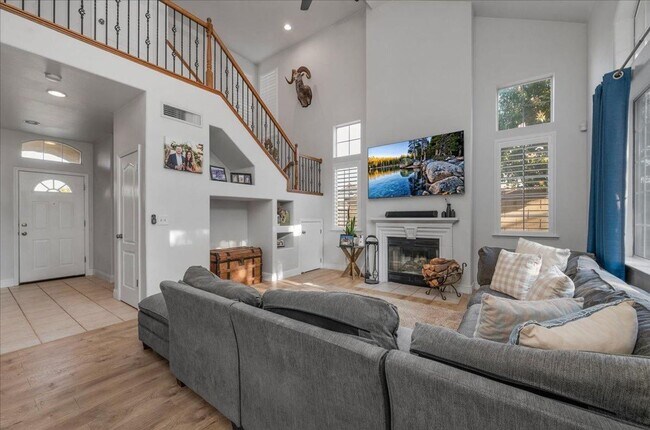 Building Photo - Beautiful North Clovis 3/2.5 Home in Gated Community