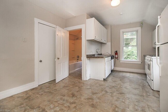 Building Photo - 653 Allyn St