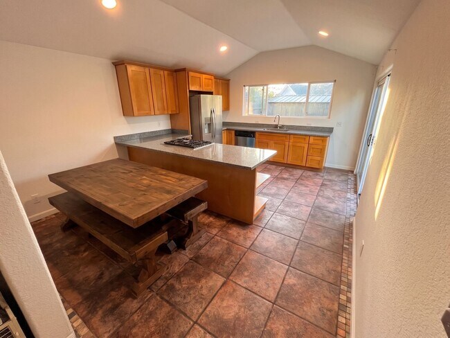 Building Photo - San Lorenzo Home w/ Hardwood, Central Heating & Modern Updates