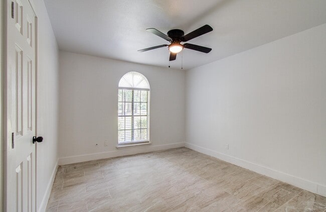 Building Photo - 494 Brandon Rd