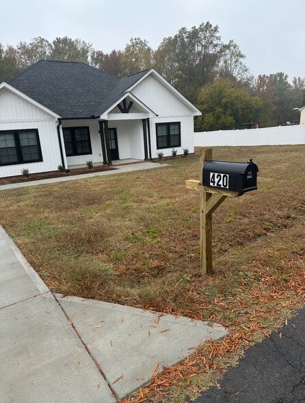 Building Photo - 420 Sloop St