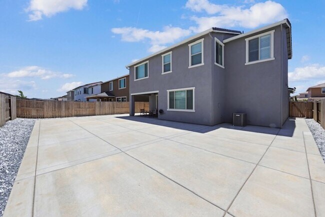 Building Photo - Exquisite 3/2.5 + Inlaw Quarters!  ELK GRO...