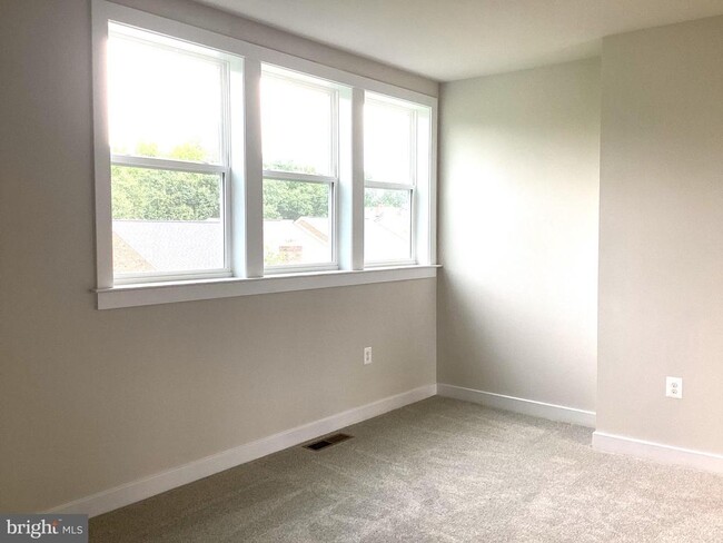 Building Photo - 10590 Red Oak St