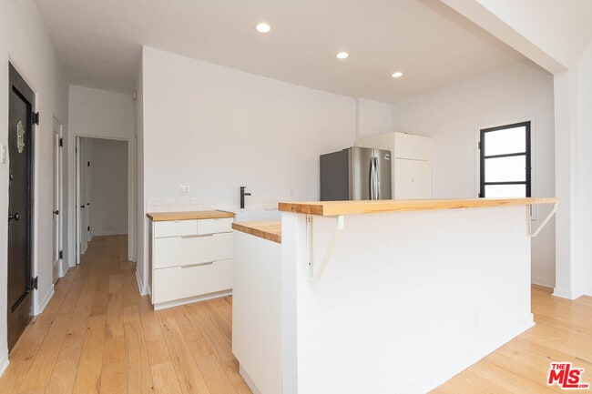 Building Photo - 414 N Curson Ave