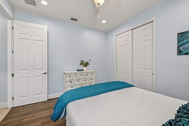 Building Photo - 9624 SW Royal Poinciana Dr