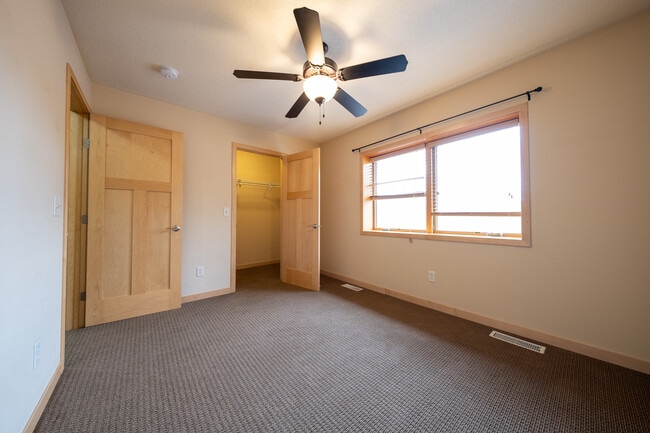 Building Photo - 852 W Berwood Ave