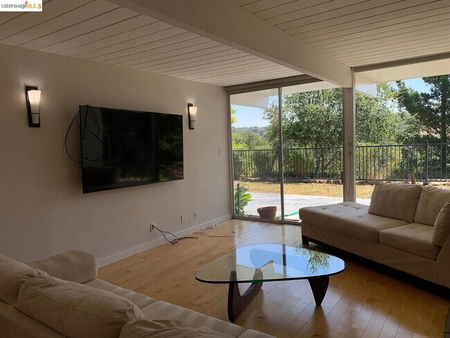 Building Photo - 5559 Greenridge Rd