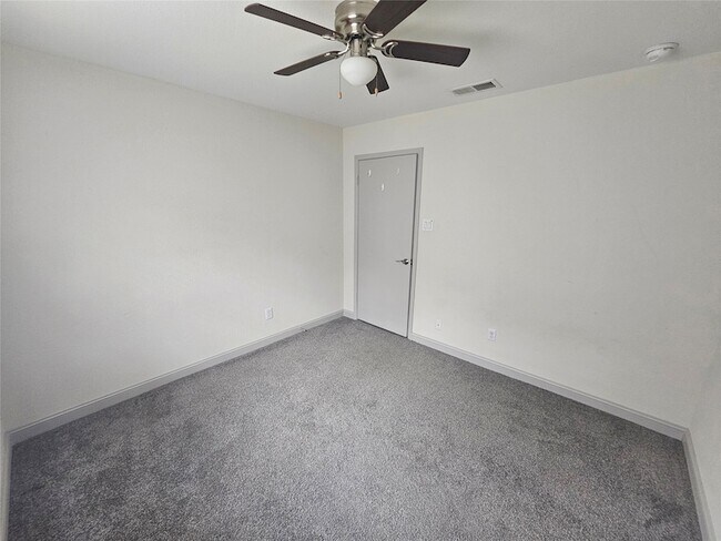 Building Photo - 3206 Pebble Lake Dr