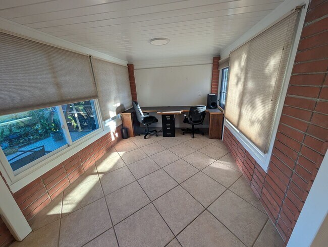 Building Photo - 140 N Briggs Ave