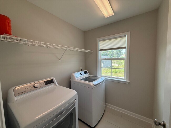 Building Photo - For Rent Clemmons!!