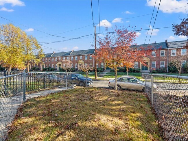 Building Photo - Distinctive Two Bedroom Beauty in Deanwood