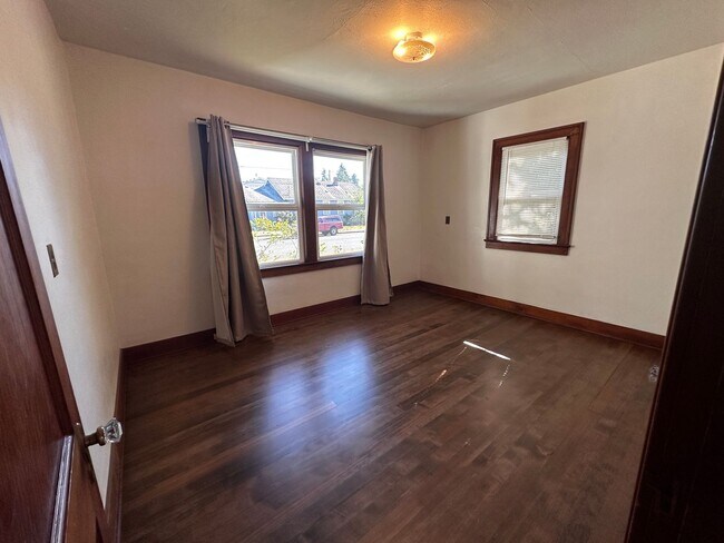 Building Photo - 3 Bedroom 2 Bath Single Family House
