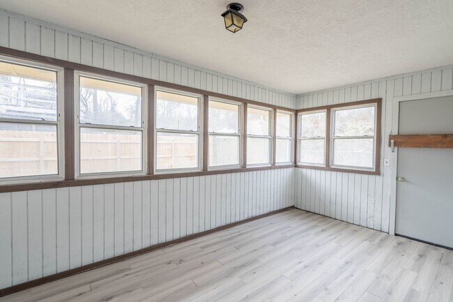 Building Photo - Bright and clean 3 bedroom home!