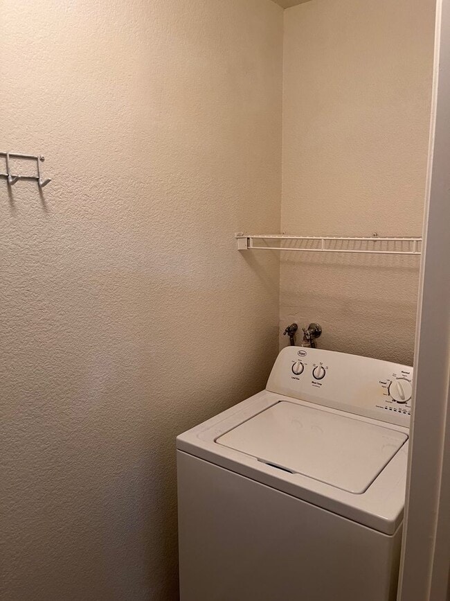 Building Photo - Mannetta Lane Condo / 2 BR - 1st Floor