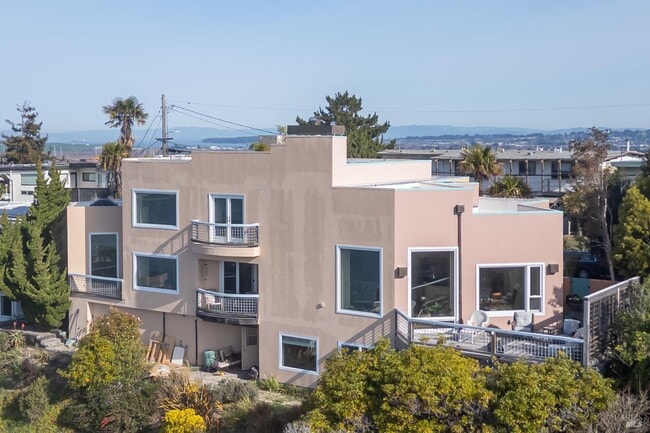 Building Photo - 245 Water St