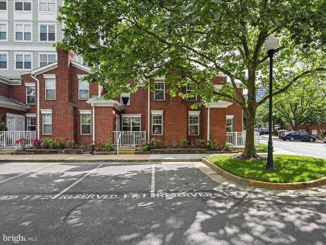 Building Photo - 1645 International Dr