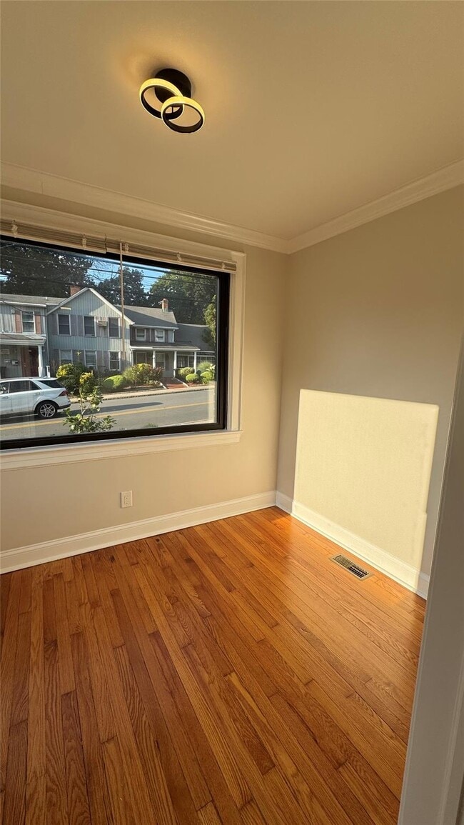 Building Photo - 504 Ashford Ave